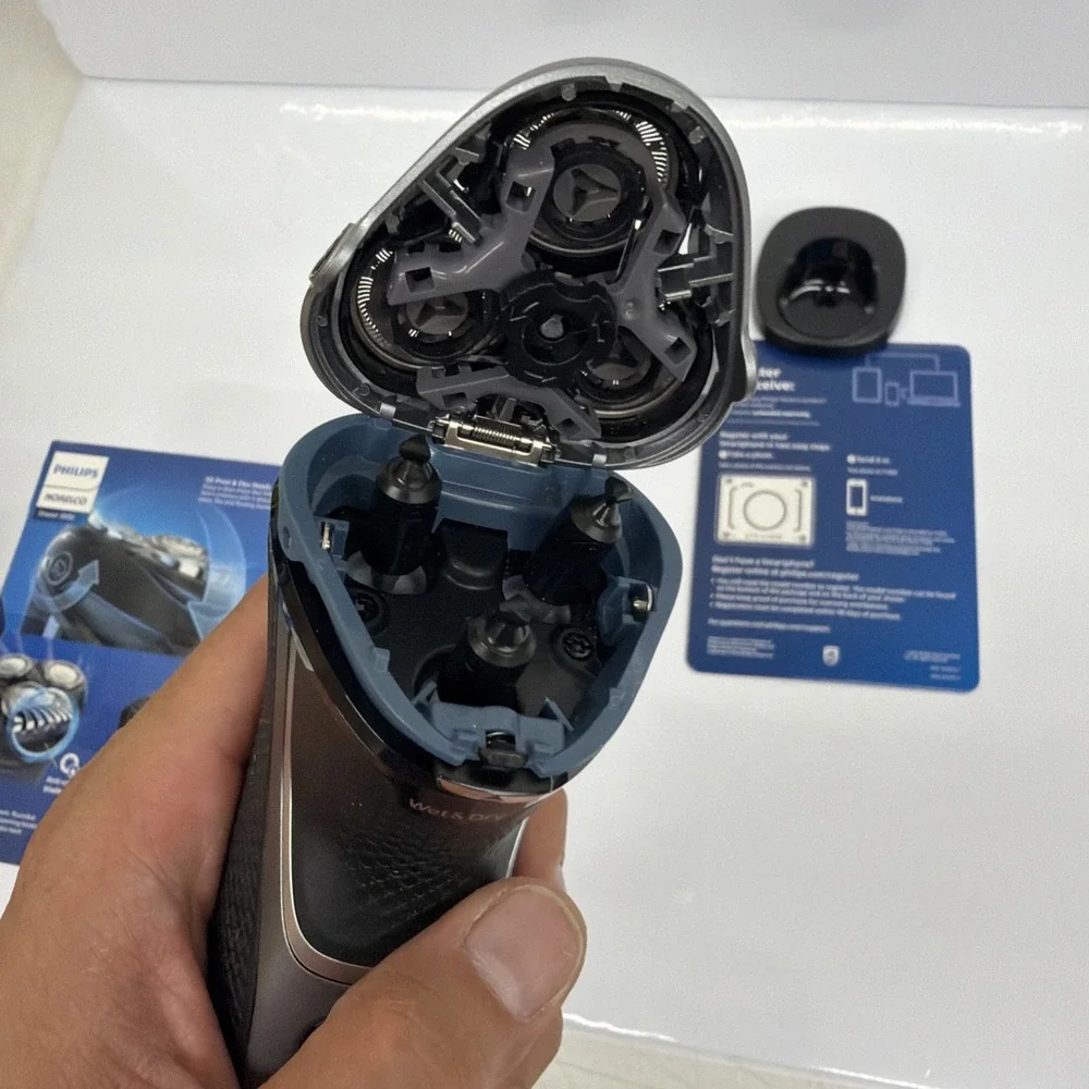 Philips Norelco Shaver 3900 Wet & Dry Electric Shaver S3212/82
